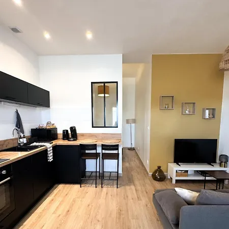 Cozy With Terrace Apartment *